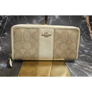 🤍 Coach Cream Pebbled Leather & Coated Canvas Zip Wallet